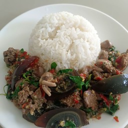 กระเพราไข่เยี่ยวม้าหมูสับ