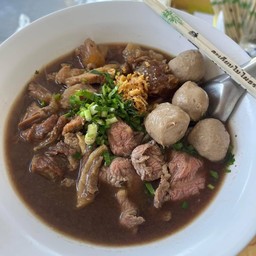 ก๋วยเตี๋ยวจัมโป้เนื้อรวม
