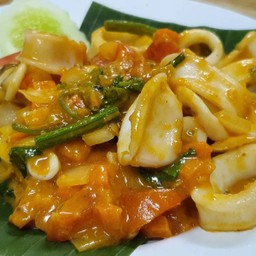 หมึกผัดไข่เค็มกับข้าว.