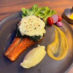 สเต็กแซลมอนผักโขมอบชีส