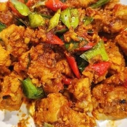 ข้าวราดกระดูกอ่อนผัดพริกแกงใต้