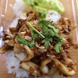 ปลาหมึกผัดกระเทียมพริกไทยราดข้าว