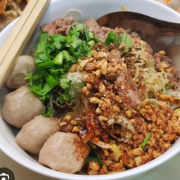 เส้นหมี่ขาวเเห้ง หมู-ลูกชิ้น