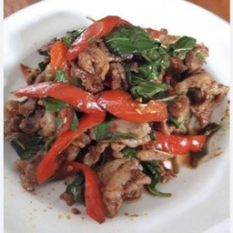 ข้าวราดเนื้อผัดใบโหระพา
