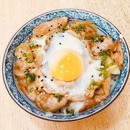 ข้าวหน้าหมูสไตล์ญี่ปุ่น