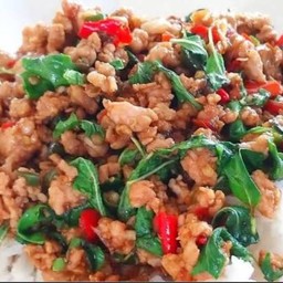 ผัดกระเพราหมู ราดข้าว