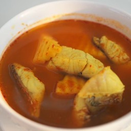 แกงส้มปลากะพงยอดมะพร้าว