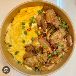 ข้าวไข่ขยี้หมูสามชั้นคั่วพริกเกลือ