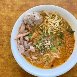 ก๋วยเตี๋ยวเส้นเล็กต้มยำ พิเศษ