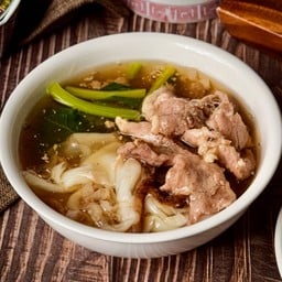 ราดหน้าหมูนุ่ม คะน้ายอดผัก