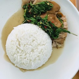 ข้าวกะเพราขาหมู