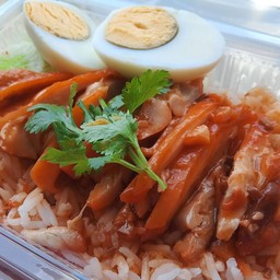 ข้าวสวยและไก่ย่างพร้อมน้ำจิ้มซีฟู้ด