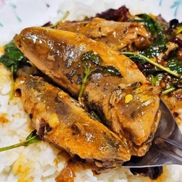 กะเพราปลากระป๋องราดข้าว