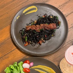 Spaghetti Chili Bacon(สปาเก็ตตี้เส้นดำพริกสดเบคอน)