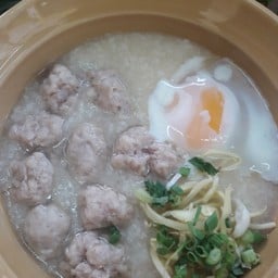 โจ๊กรวมเครื่องในใส่ไข่