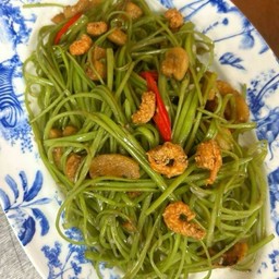 ผัดผักบุ้งผัดกะปิคลองโคนกุ้งแห้งกรอบ