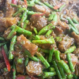 หมูกรอบผัดพริกขิงพริกเผาถั่วฝักยาว