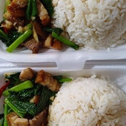 คะน้าหมูกรอบราดข้าว