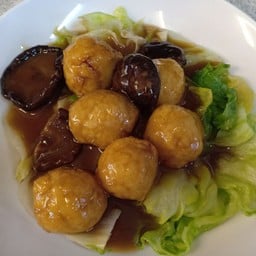 ลูกชิ้นกุ้งเจี๋ยนผักกาดแก้ว