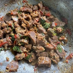 กะเพราเนื้อตุ๋น (กับข้าว)