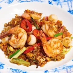 วุ้นเส้นผัดกุ้งสด เนื้อปู ไข่เค็ม และกระเทียมดอง