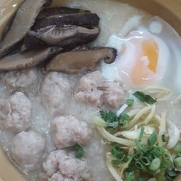 โจ๊กรวมเครื่องในใส่เห็ด+ไข่