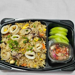 [อร่อยซ่ากับโค้ก] ข้าวผัดปลาหมึก สไตล์จีน +  โค้ก ออริจินัล (กระป๋อง) 