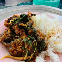 ผัดพริกแกงปลาดุกราดข้าว