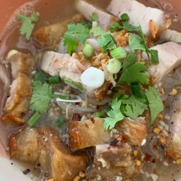 ก๋วยเตี๋ยวหมูกรอบล้วน