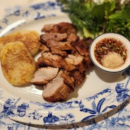คอหมูคุโรบูตะย่างข้าวคั่วและข้าวเหนียวจี่