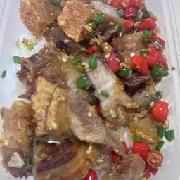 ข้าวหมูกรอบคั่วพริกเกลือ