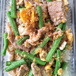 ข้าวราดถั่วฝักยาวผัดไข่