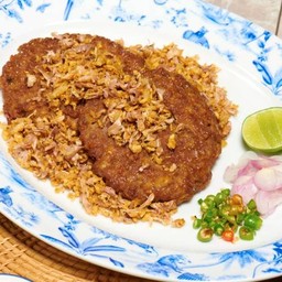 หมูสับ ปลาเค็มทอดสามเกลอ กระเทียมทอด 2 ชิ้น