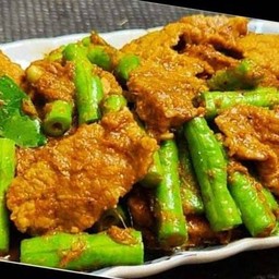 ข้าว  ผัดเครื่องแกงหมูชิ้นถั่วฝักยาว