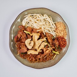 [อร่อยซ่ากับโค้ก] ผัดหมี่โคราช +  โค้ก ออริจินัล (กระป๋อง)