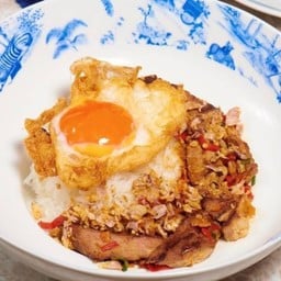 ข้าวคอหมูทอดพริกเกลือและไข่เป็ดดาว