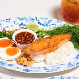 ยำขนมจีนแซลมอนย่างและน้ำยำแซบนัว