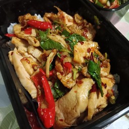 ข้าวกระเพราไก่ ย่าง