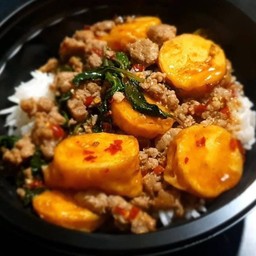 ข้าวกะเพราพริกแห้งเต้าหู้หมูสับ (ไม่มีไข่)