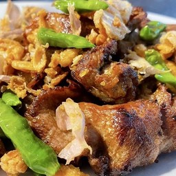 หมูทอดกระเทียมพริกสด(กับข้าว)