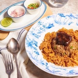 ข้าวผัดเคย พริกสด ไข่กรอบ และหมูหวาน