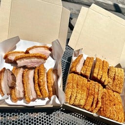 หมูกรอบ 3 ขีด  พร้อมน้ำจิ้มหวานและซีฟู๊ด