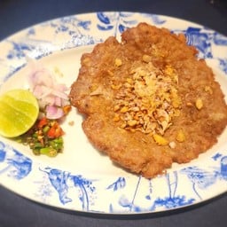 หมูสับ ปลาเค็มทอดสามเกลอ กระเทียมทอด 1 ชิ้น