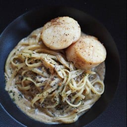 Truffle Scallop Pasta (พาสต้า หอยเชลล์ครีมเห็ดทรัฟเฟิล)