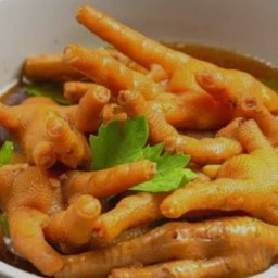 ขาไก่ตุ๋นซีอิ้วยาจีน พร้อมน้ำจิ้มซีฟู้ด