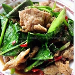 คะน้าน้ำมันหอยหมูชิ้นราดข้าว