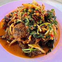 ผัดพริกแกงปลาดุกกับข้าว