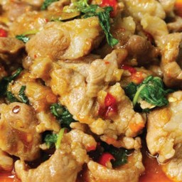 กระเพราหมูชิ้นราดข้าว