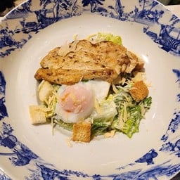 ซีซาร์สลัดอกไก่ ไข่ออนเซ็น