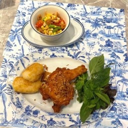 ไก่ทอด ส้มตำข้าวโพด ข้าวเหนียว